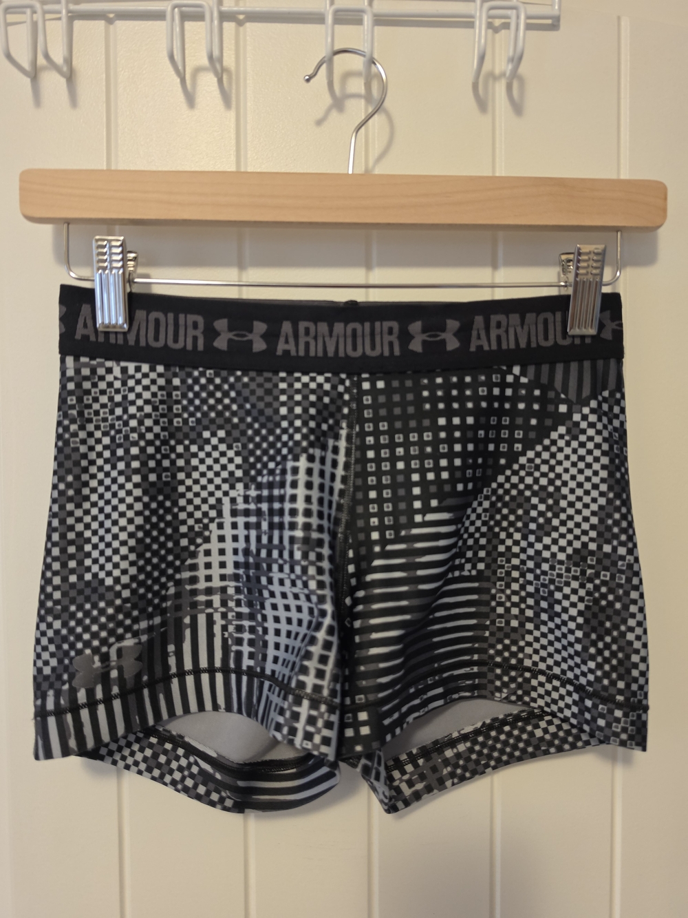 Under Armour Compression Booty Shorts 🖤🤍